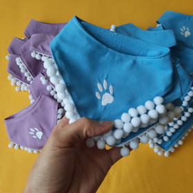 niebieska apaszka dla psa na zamówienie z białymi pomponami